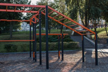 Spor sahasında parkta egzersiz ekipmanları