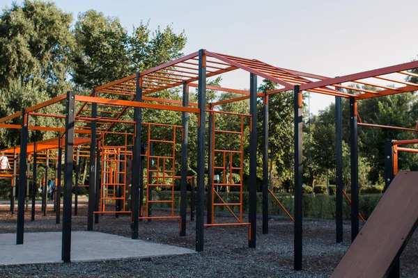 Spor sahasında parkta egzersiz ekipmanları