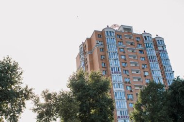 Birçok katlı yüksek bir bina.