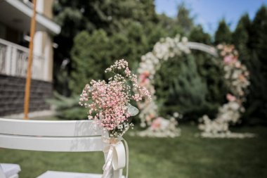 Çiçeklerin düğün töreni için yuvarlak kemer