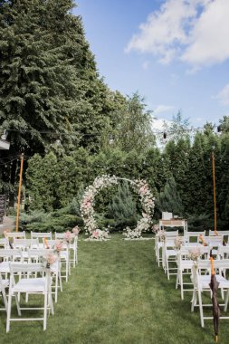 Çiçeklerin düğün töreni için yuvarlak kemer