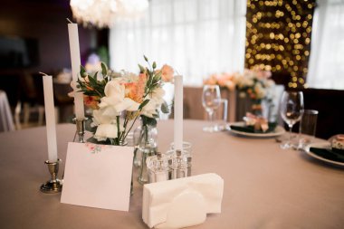 Restorandaki düğün için güzel bir dekor.