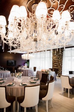 Restorandaki düğün için güzel bir dekor.