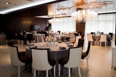 Restorandaki düğün için güzel bir dekor.