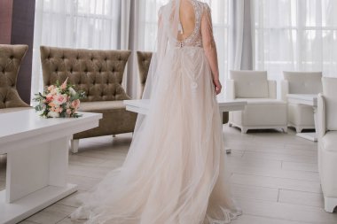 gelinlik ve duvak içinde gelin