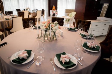 Restorandaki düğün için güzel bir dekor.