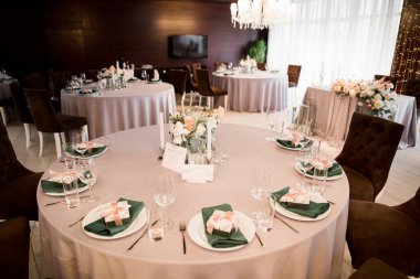 Restorandaki düğün için güzel bir dekor.