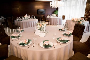 Restorandaki düğün için güzel bir dekor.