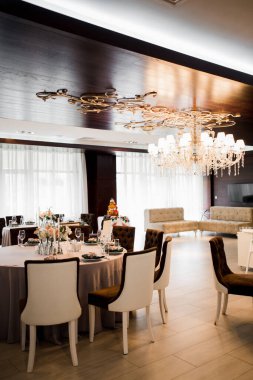 Restorandaki düğün için güzel bir dekor.