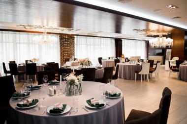 Restorandaki düğün için güzel bir dekor.