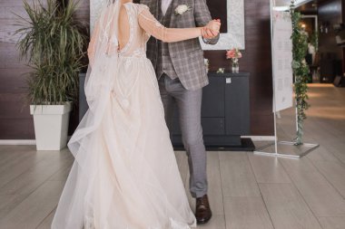 Bir damat ve gelin düğünde birbirlerine sarılıyorlar.