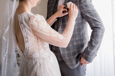 Bir damat ve gelin düğünde birbirlerine sarılıyorlar.