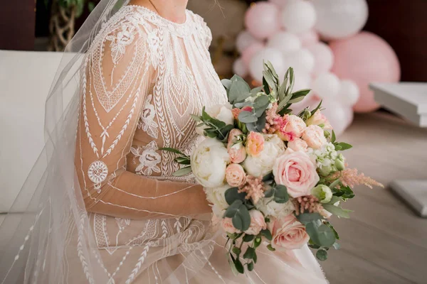 Die Braut Brautkleid Hält Einen Strauß — Stockfoto