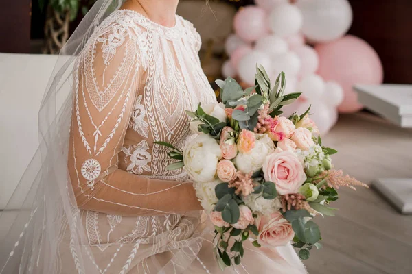 Die Braut Brautkleid Hält Einen Strauß — Stockfoto