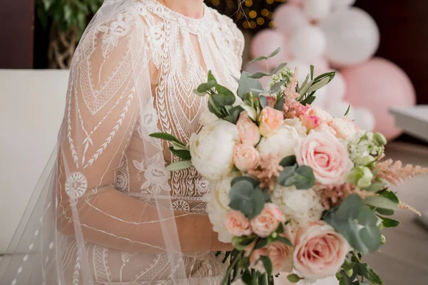 Noiva Vestido Casamento Mantém Buquê — Fotografia de Stock