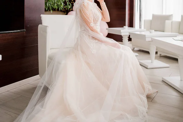 아름다운 드레스와 베일을 — 스톡 사진