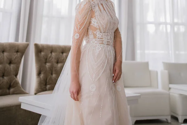 美しいウェディングドレスとベールの花嫁 — ストック写真