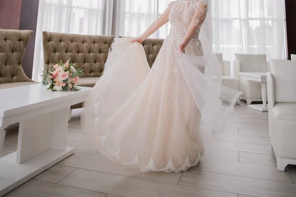 美しいウェディングドレスとベールの花嫁 — ストック写真