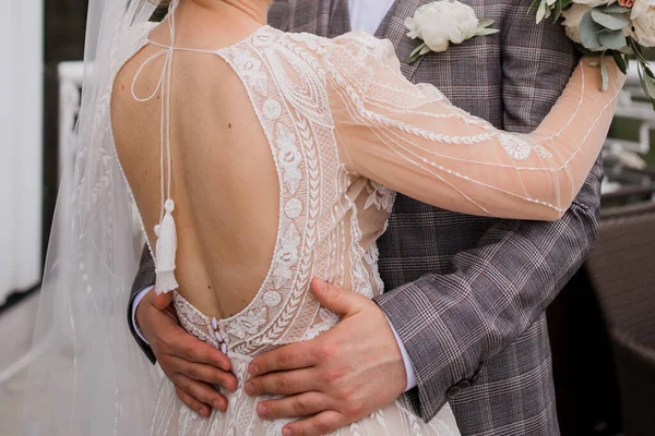 Noivo Noiva Abraçando Juntos Casamento — Fotografia de Stock