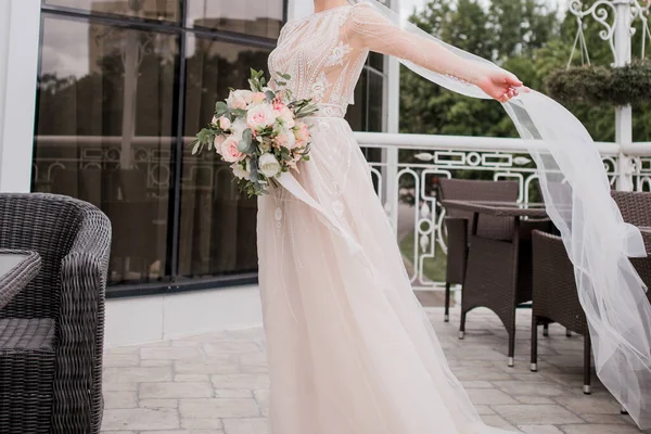 Noiva Vestido Casamento Mantém Buquê — Fotografia de Stock