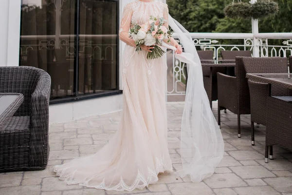 Невеста Свадебном Платье Держит Букет — стоковое фото