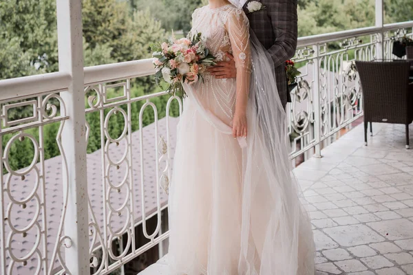 Noivo Noiva Abraçando Juntos Casamento — Fotografia de Stock