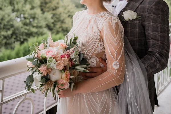 Uno Sposo Una Sposa Che Abbracciano Insieme Matrimonio — Foto Stock