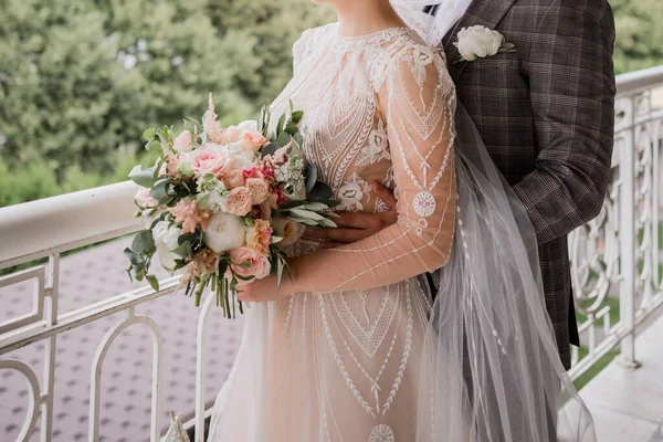 Noivo Noiva Abraçando Juntos Casamento — Fotografia de Stock