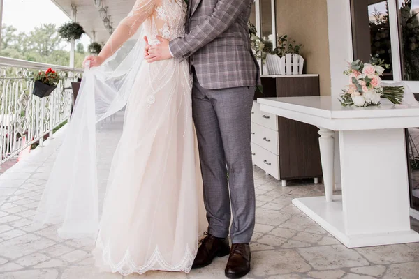 新郎新婦が結婚式で抱き合って — ストック写真