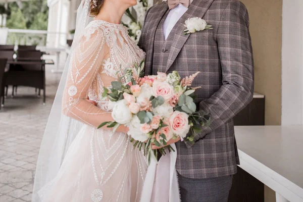 Uno Sposo Una Sposa Che Abbracciano Insieme Matrimonio — Foto Stock