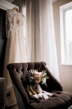 Gelinin bir buketi olan ayakkabısı.