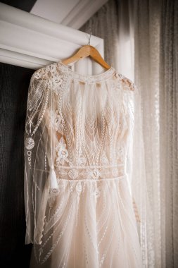 Gelinin elbisesi askıdaki gardıroba asılı.