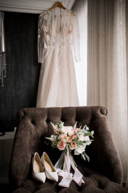 Gelinin bir buketi olan ayakkabısı.