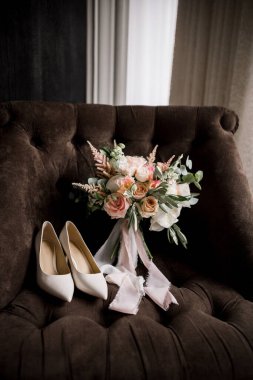 Gelinin bir buketi olan ayakkabısı.
