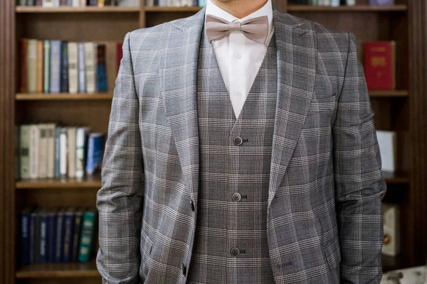 Man Puts Suit Room — Stock Photo, Image