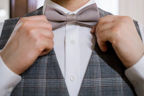 Man Puts Bow Tie His Hands — Stock Photo, Image