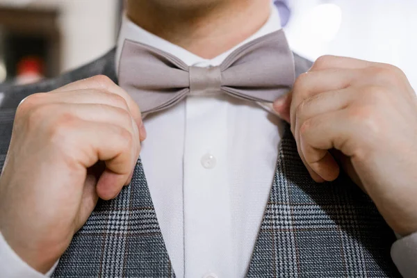 Man Puts Bow Tie His Hands — Stock Photo, Image