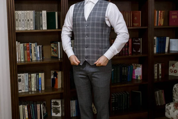 Man Puts Suit Room — Stock Photo, Image