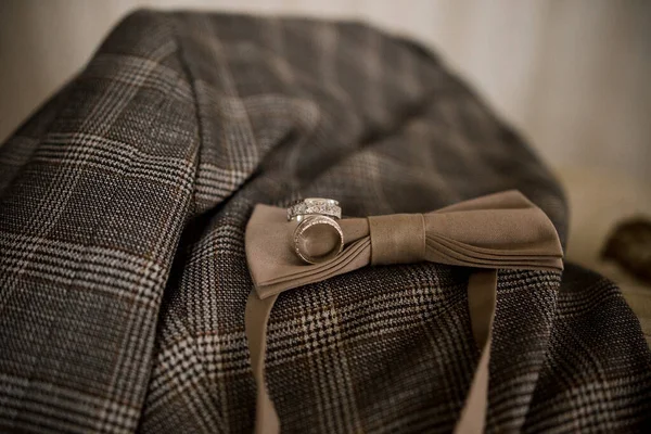 Traje Novio Con Pajarita Anillos Boda — Foto de Stock