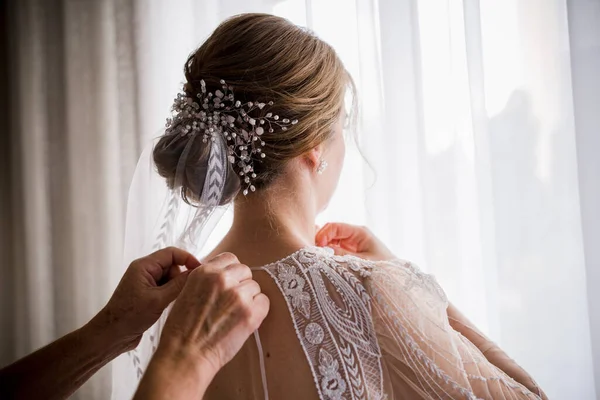 Наречена Носить Весільну Сукню Спині — стокове фото