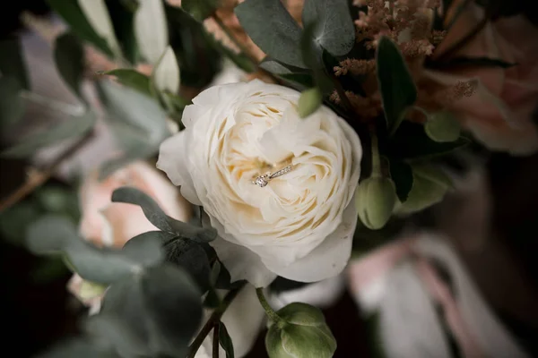 Wedding Rings Glass Box Flower — Stock Photo, Image