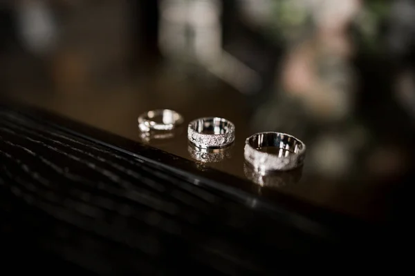 Anel Casamento Jaz Uma Mesa Escura — Fotografia de Stock