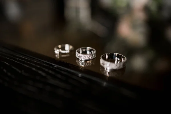 Anel Casamento Jaz Uma Mesa Escura — Fotografia de Stock