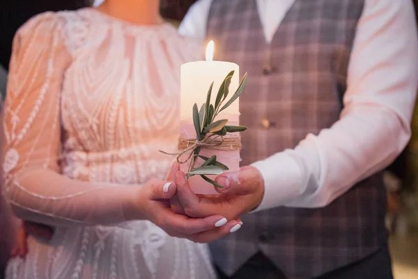 Γαμπρός Και Νύφη Κρατούν Ένα Κερί Στα Χέρια Τους — Φωτογραφία Αρχείου