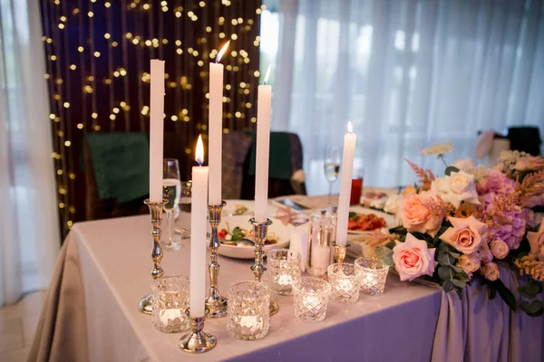 結婚式のテーブルの上のキャンドルや装飾 — ストック写真