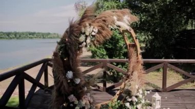 Rıhtımda düğün töreni için yuvarlak kemer.