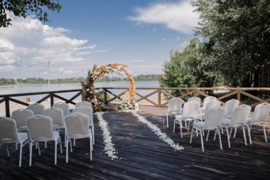 Rıhtımda çiçekli ahşap kemer