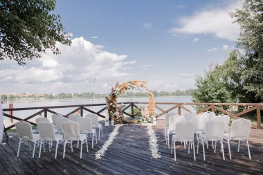 Rıhtımda çiçekli ahşap kemer