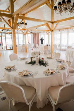 Restorandaki masada bir düğün dekoru.