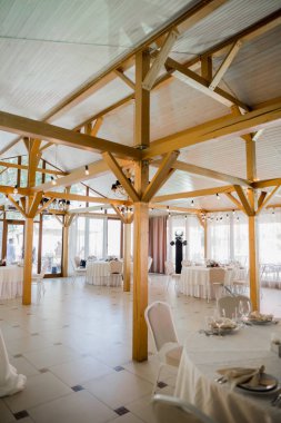 Restorandaki masada bir düğün dekoru.